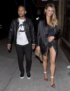 Chrissy Teigen feet photo thumbnail