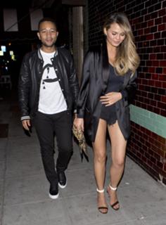 Chrissy Teigen feet photo thumbnail