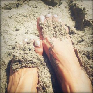 Brooke Burke feet photo thumbnail
