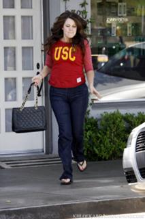 Khloé Kardashian feet photo thumbnail
