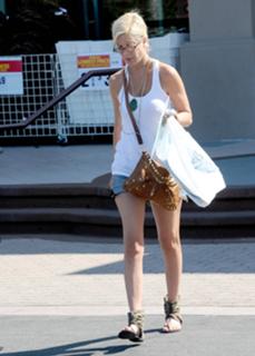 Tori Spelling feet photo thumbnail