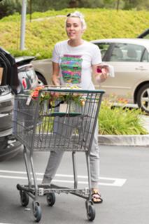 Miley Cyrus feet photo thumbnail