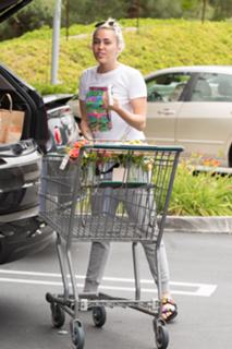 Miley Cyrus feet photo thumbnail