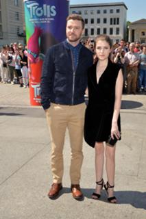 Anna Kendrick feet photo thumbnail