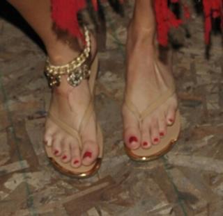 Selena Gomez feet photo thumbnail