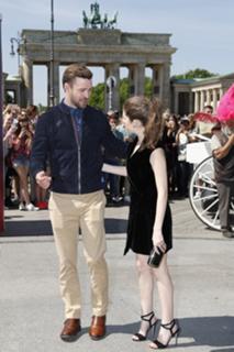 Anna Kendrick feet photo thumbnail