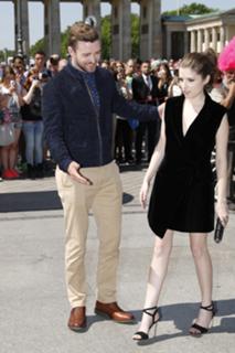 Anna Kendrick feet photo thumbnail