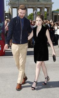 Anna Kendrick feet photo thumbnail