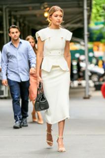 Gigi Hadid feet photo thumbnail