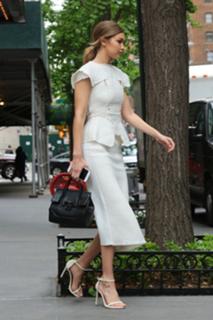 Gigi Hadid feet photo thumbnail