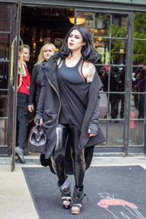 Katherine von Drachenberg feet photo thumbnail