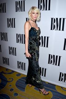 Taylor Swift feet photo thumbnail