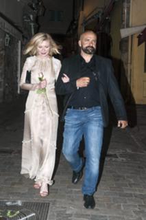 Kirsten Dunst feet photo thumbnail