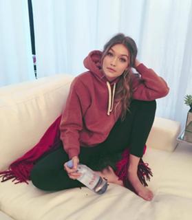 Gigi Hadid feet photo thumbnail