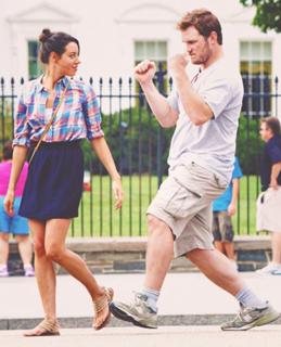 Aubrey Plaza feet photo thumbnail
