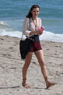 Bella Thorne feet photo thumbnail