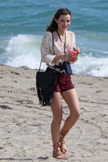 Bella Thorne feet photo thumbnail