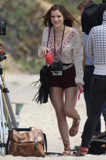 Bella Thorne feet photo thumbnail