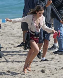 Bella Thorne feet photo thumbnail