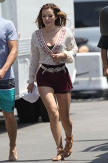 Bella Thorne feet photo thumbnail