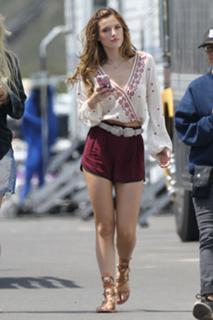 Bella Thorne feet photo thumbnail