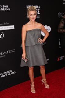 Julianne Hough feet photo thumbnail