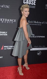 Julianne Hough feet photo thumbnail
