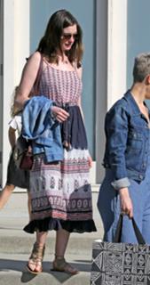 Anne Hathaway feet photo thumbnail