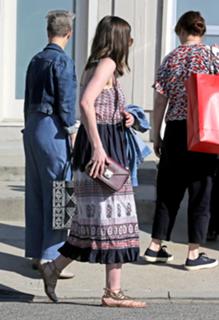 Anne Hathaway feet photo thumbnail