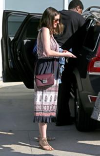 Anne Hathaway feet photo thumbnail