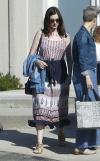 Anne Hathaway feet photo thumbnail