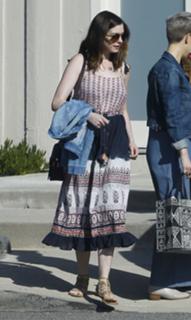 Anne Hathaway feet photo thumbnail