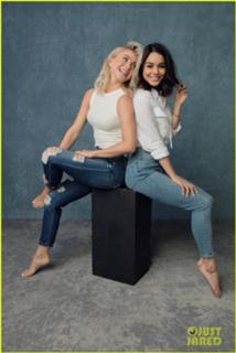 Julianne Hough feet photo thumbnail