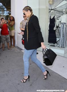 Khloé Kardashian feet photo thumbnail
