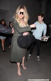 Khloé Kardashian feet photo thumbnail