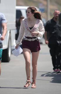 Bella Thorne feet photo thumbnail