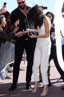 Kendall Jenner feet photo thumbnail