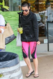 Lea Michele feet photo thumbnail