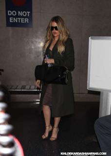 Khloé Kardashian feet photo thumbnail