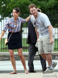Aubrey Plaza feet photo thumbnail