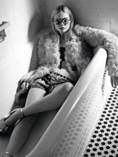 Elle Fanning feet photo thumbnail