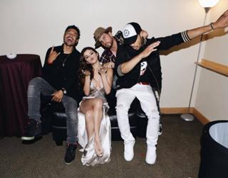 Selena Gomez feet photo thumbnail