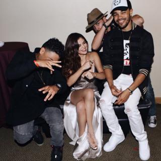 Selena Gomez feet photo thumbnail