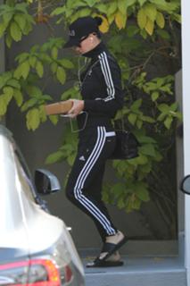 Katy Perry feet photo thumbnail