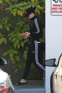 Katy Perry feet photo thumbnail