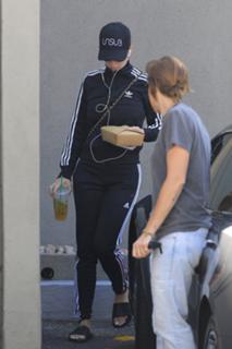Katy Perry feet photo thumbnail