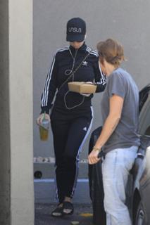 Katy Perry feet photo thumbnail