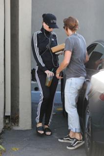 Katy Perry feet photo thumbnail