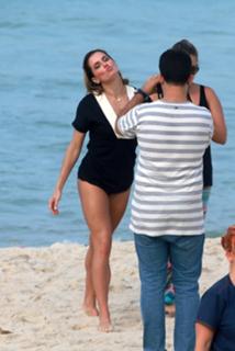 Deborah Secco feet photo thumbnail