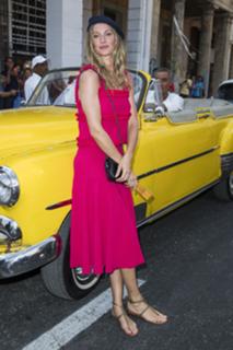 Gisele Bündchen feet photo thumbnail